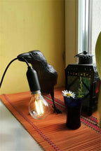 Aplique de Parede Decorativo em Resina “Lucky Bird” – Candeeiro LED Artístico com Corvo para Quarto e Sala (Lâmpada Incluída)