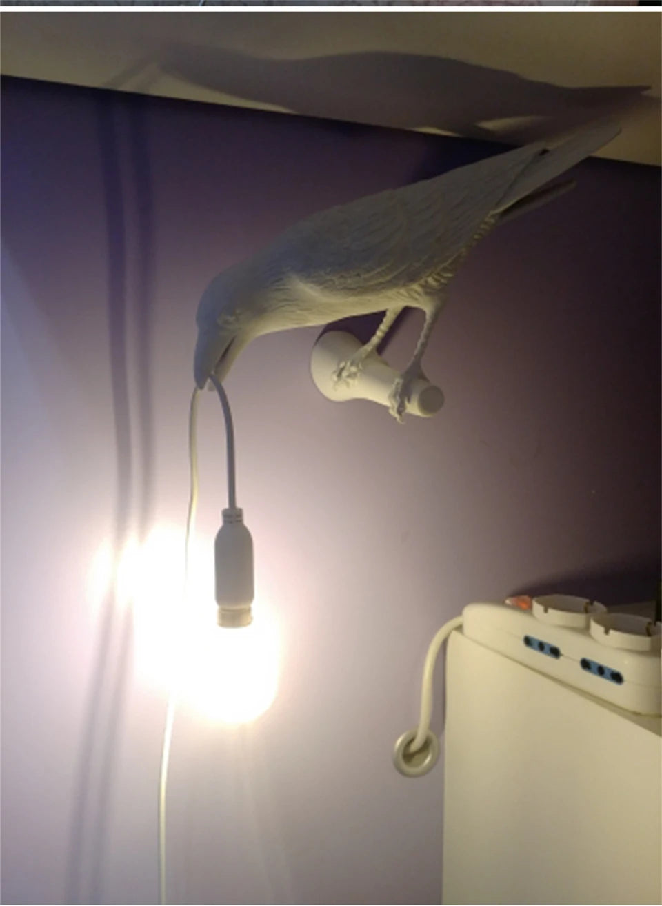 Aplique de Parede Decorativo em Resina “Lucky Bird” – Candeeiro LED Artístico com Corvo para Quarto e Sala (Lâmpada Incluída)