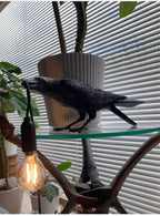 Aplique de Parede Decorativo em Resina “Lucky Bird” – Candeeiro LED Artístico com Corvo para Quarto e Sala (Lâmpada Incluída)