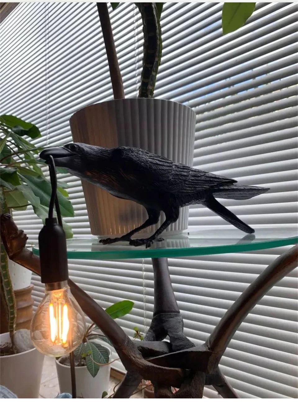 Aplique de Parede Decorativo em Resina “Lucky Bird” – Candeeiro LED Artístico com Corvo para Quarto e Sala (Lâmpada Incluída)
