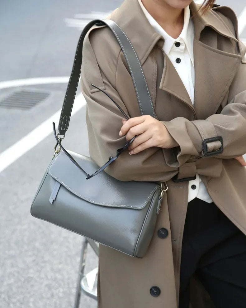 Mala Feminina em Pele – Design Minimalista