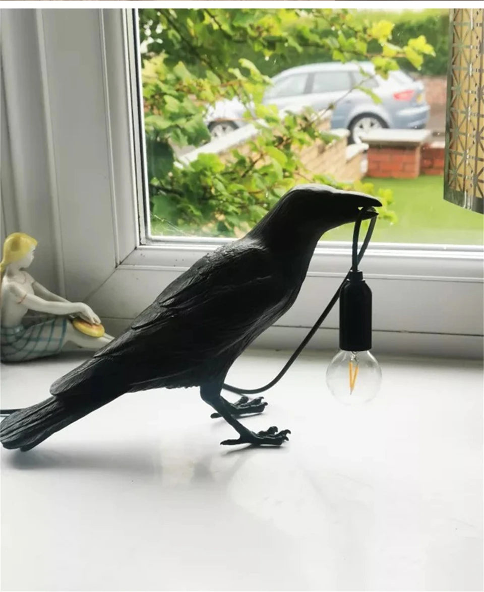 Aplique de Parede Decorativo em Resina “Lucky Bird” – Candeeiro LED Artístico com Corvo para Quarto e Sala (Lâmpada Incluída)