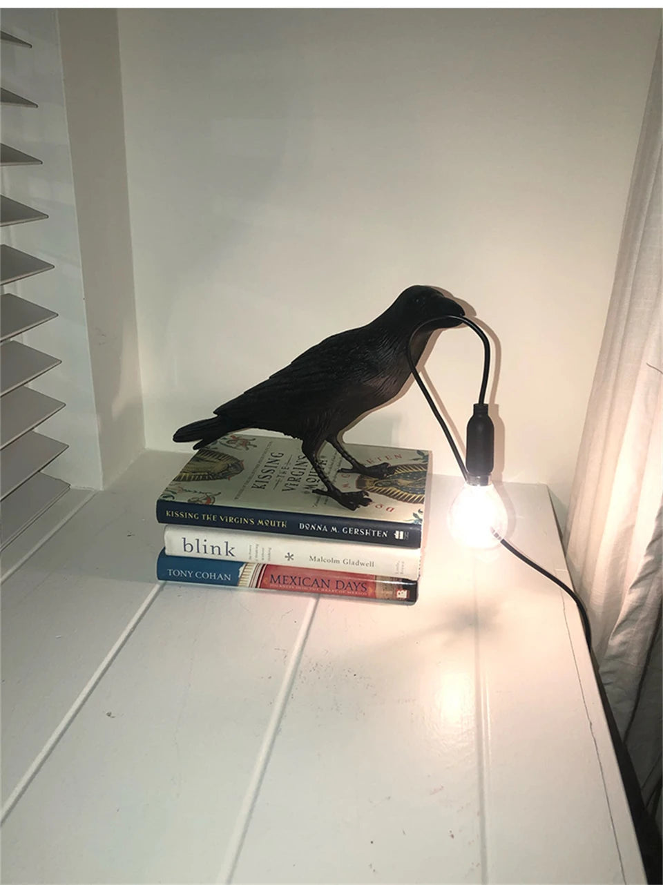 Aplique de Parede Decorativo em Resina “Lucky Bird” – Candeeiro LED Artístico com Corvo para Quarto e Sala (Lâmpada Incluída)