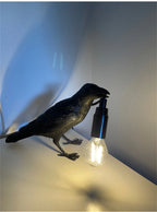 Aplique de Parede Decorativo em Resina “Lucky Bird” – Candeeiro LED Artístico com Corvo para Quarto e Sala (Lâmpada Incluída)