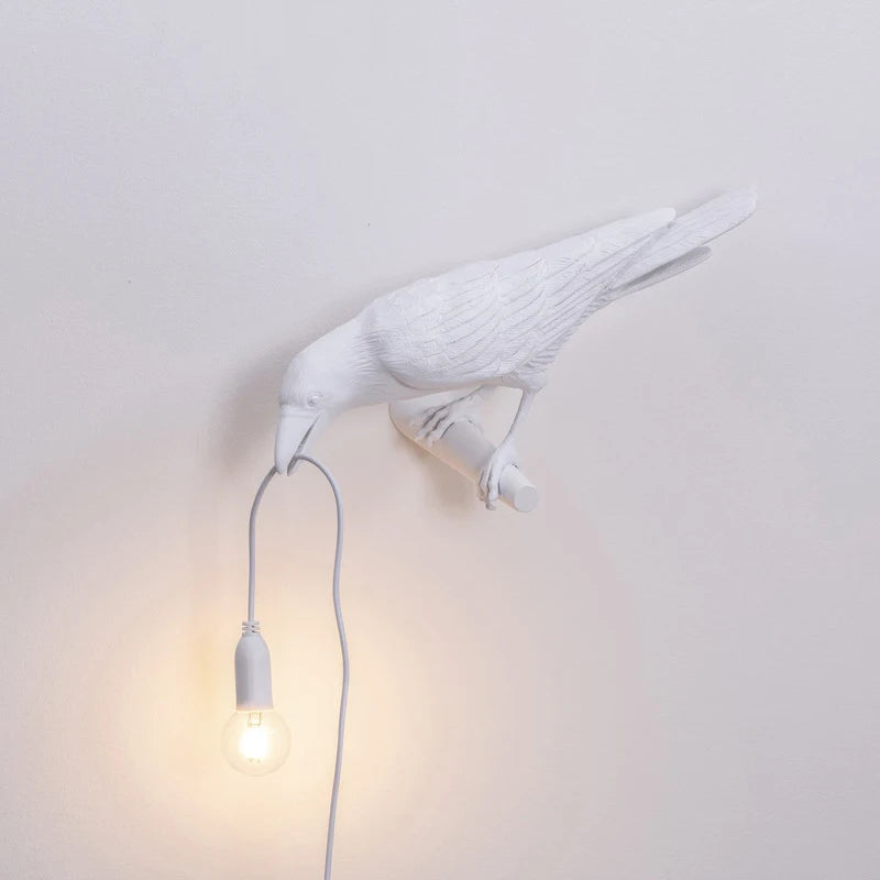 Aplique de Parede Decorativo em Resina “Lucky Bird” – Candeeiro LED Artístico com Corvo para Quarto e Sala (Lâmpada Incluída)