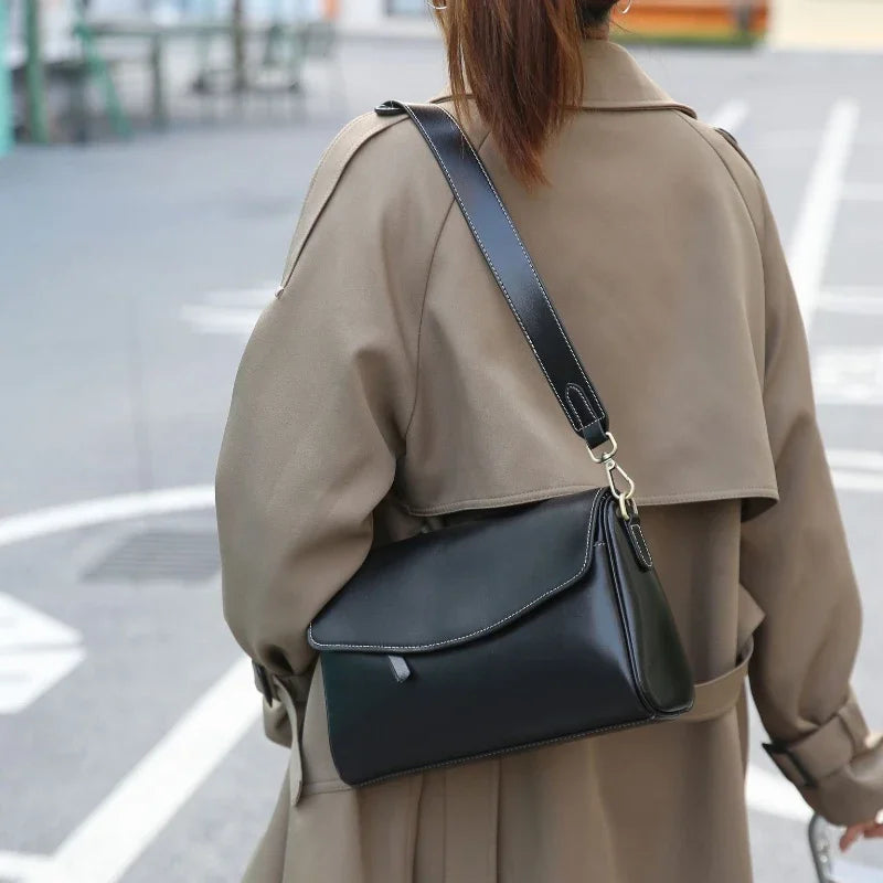 Mala Feminina em Pele – Design Minimalista