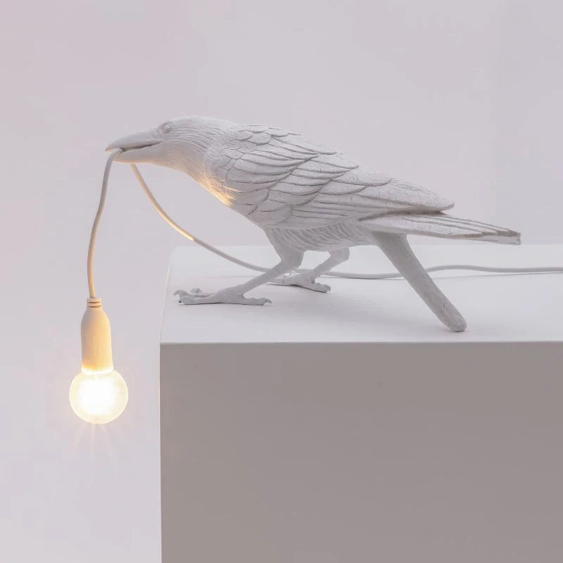 Aplique de Parede Decorativo em Resina “Lucky Bird” – Candeeiro LED Artístico com Corvo para Quarto e Sala (Lâmpada Incluída)