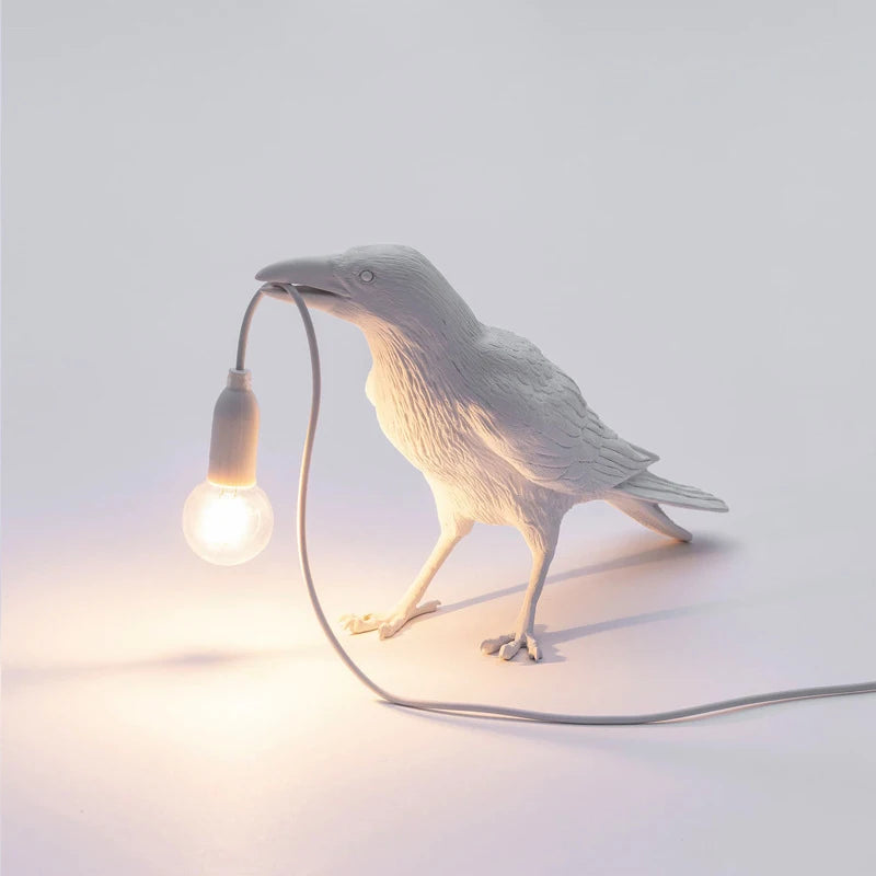 Aplique de Parede Decorativo em Resina “Lucky Bird” – Candeeiro LED Artístico com Corvo para Quarto e Sala (Lâmpada Incluída)
