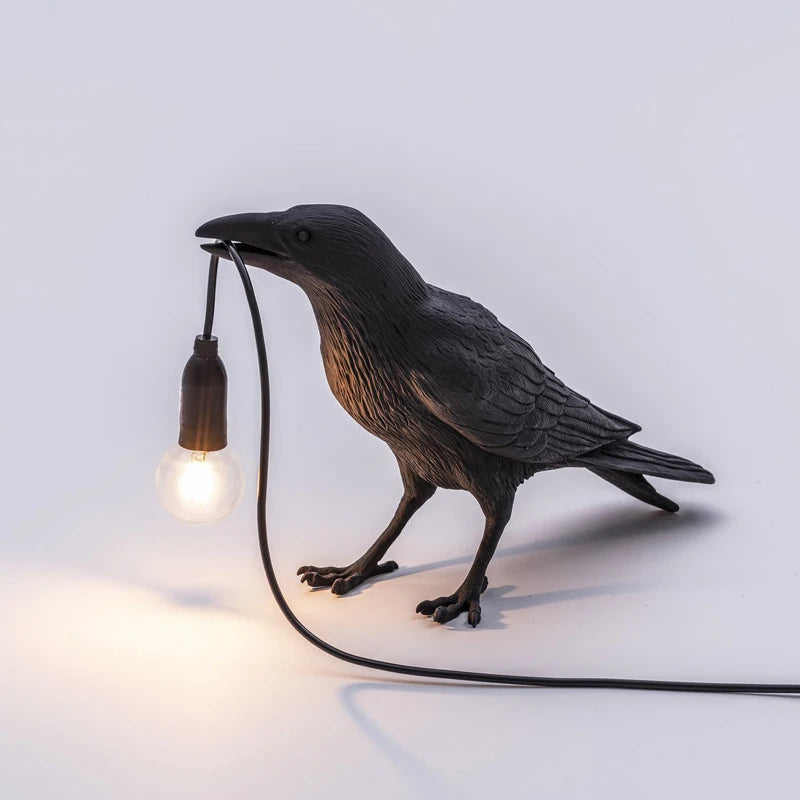 Aplique de Parede Decorativo em Resina “Lucky Bird” – Candeeiro LED Artístico com Corvo para Quarto e Sala (Lâmpada Incluída)