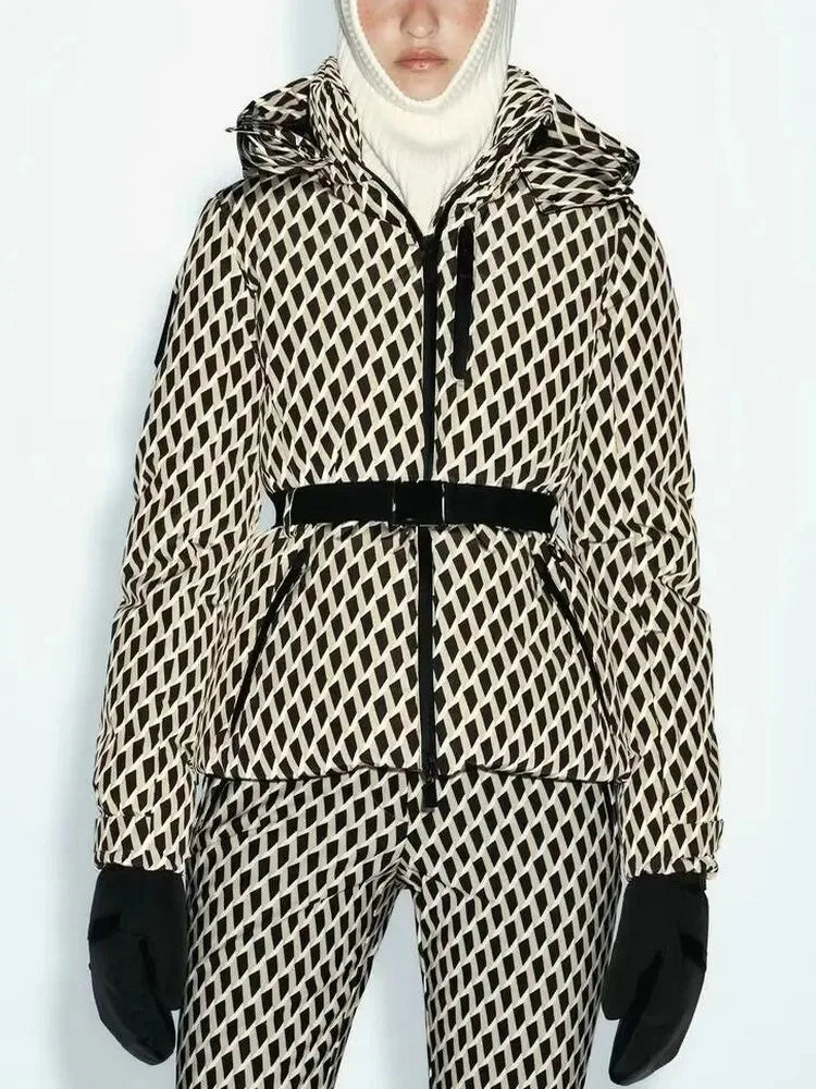 Casaco Acolchoado de Inverno para Mulher com Capuz e Cinto – Estilo Geométrico