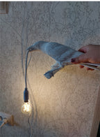 Aplique de Parede Decorativo em Resina “Lucky Bird” – Candeeiro LED Artístico com Corvo para Quarto e Sala (Lâmpada Incluída)