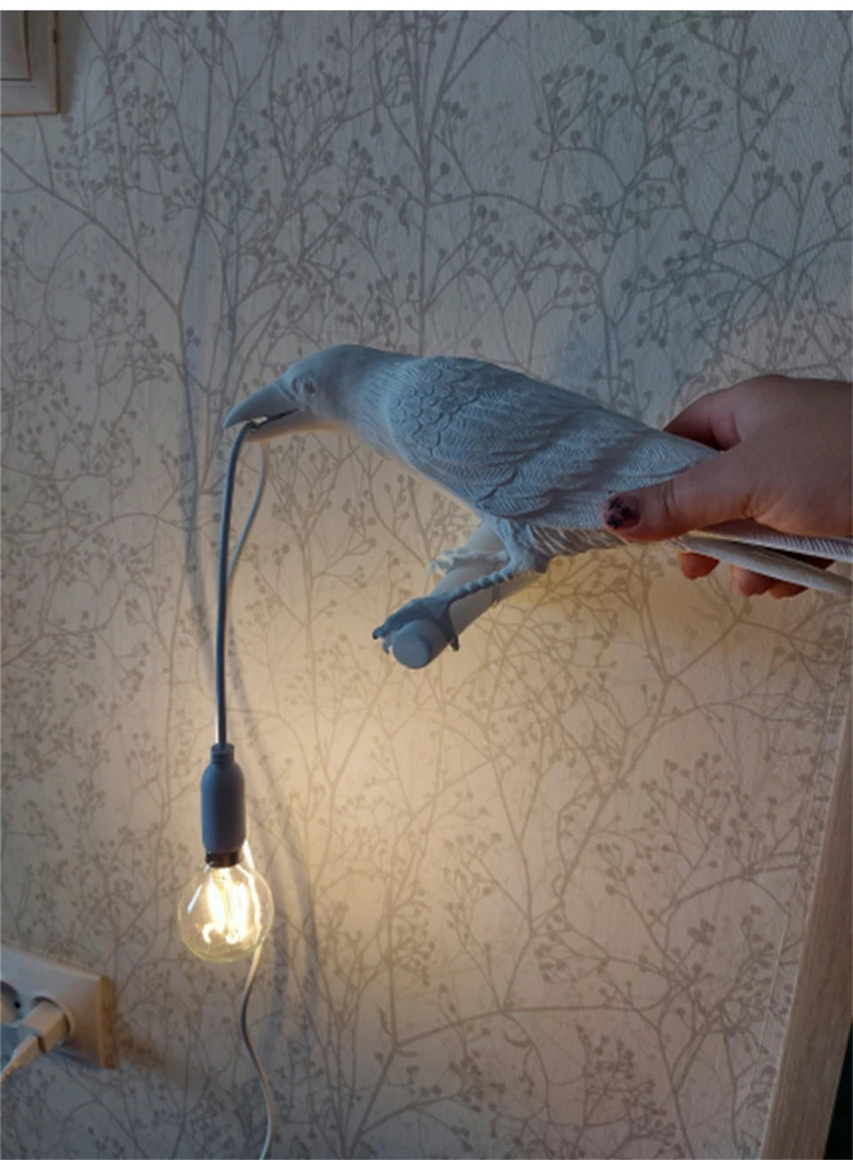 Aplique de Parede Decorativo em Resina “Lucky Bird” – Candeeiro LED Artístico com Corvo para Quarto e Sala (Lâmpada Incluída)