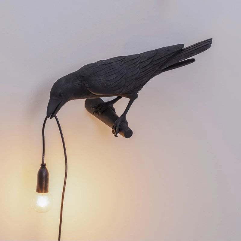 Aplique de Parede Decorativo em Resina “Lucky Bird” – Candeeiro LED Artístico com Corvo para Quarto e Sala (Lâmpada Incluída)