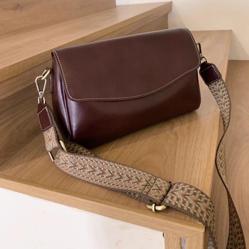 Mala Feminina em Pele – Design Minimalista