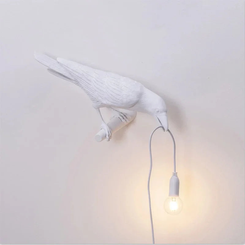 Aplique de Parede Decorativo em Resina “Lucky Bird” – Candeeiro LED Artístico com Corvo para Quarto e Sala (Lâmpada Incluída)