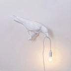 Aplique de Parede Decorativo em Resina “Lucky Bird” – Candeeiro LED Artístico com Corvo para Quarto e Sala (Lâmpada Incluída)
