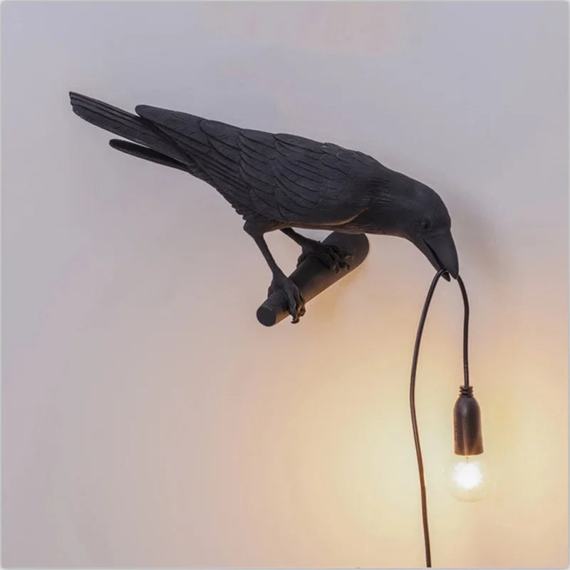 Aplique de Parede Decorativo em Resina “Lucky Bird” – Candeeiro LED Artístico com Corvo para Quarto e Sala (Lâmpada Incluída)