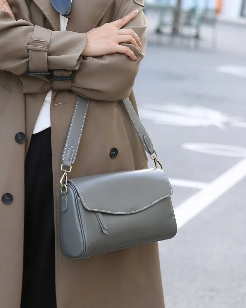 Mala Feminina em Pele – Design Minimalista