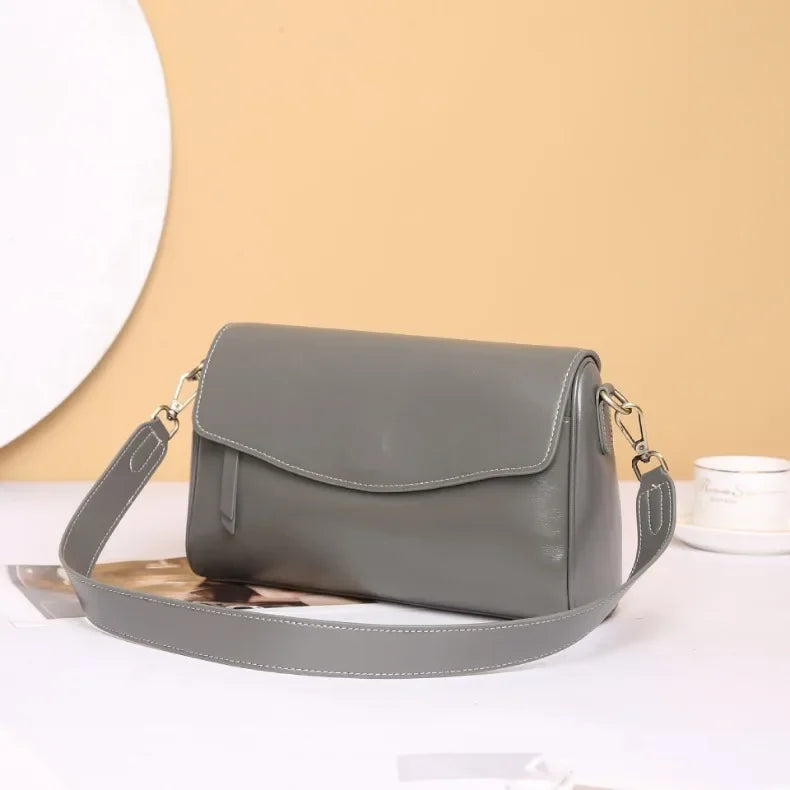 Mala Feminina em Pele – Design Minimalista