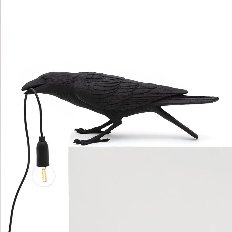 Aplique de Parede Decorativo em Resina “Lucky Bird” – Candeeiro LED Artístico com Corvo para Quarto e Sala (Lâmpada Incluída)