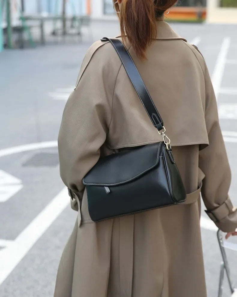 Mala Feminina em Pele – Design Minimalista