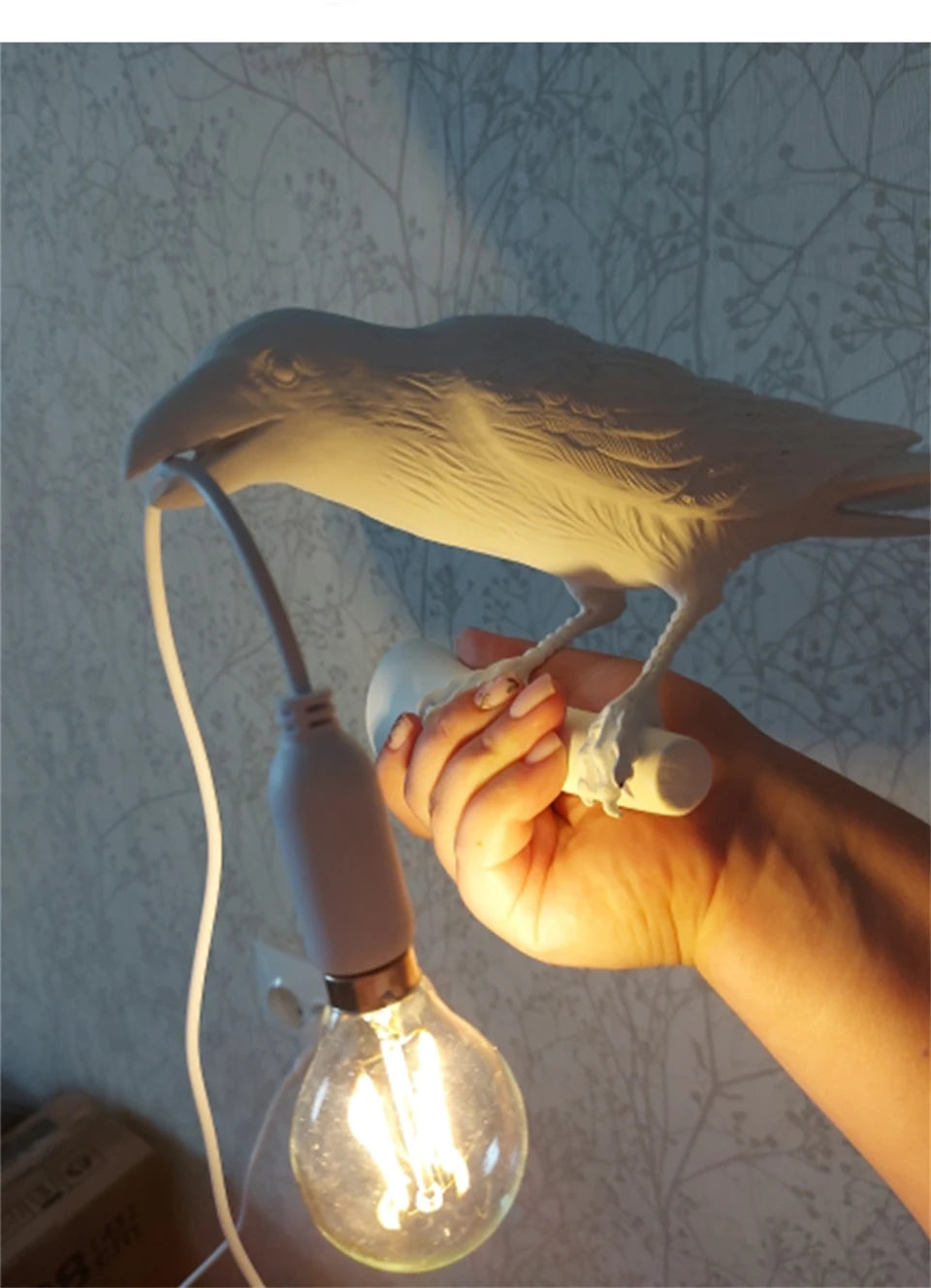 Aplique de Parede Decorativo em Resina “Lucky Bird” – Candeeiro LED Artístico com Corvo para Quarto e Sala (Lâmpada Incluída)