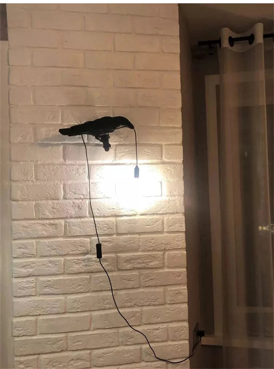 Aplique de Parede Decorativo em Resina “Lucky Bird” – Candeeiro LED Artístico com Corvo para Quarto e Sala (Lâmpada Incluída)